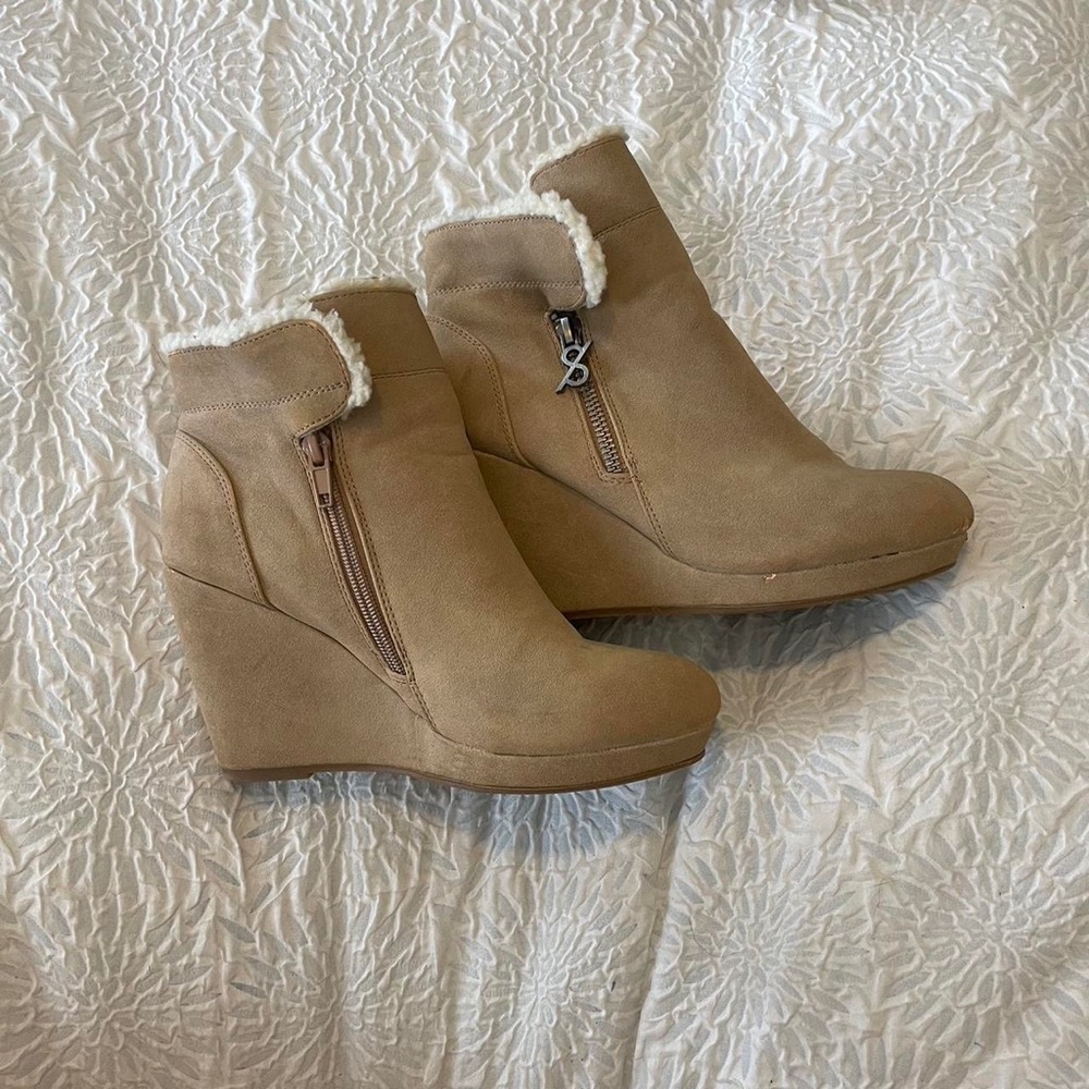 Parker and Sky Fuzzy Booties🤍